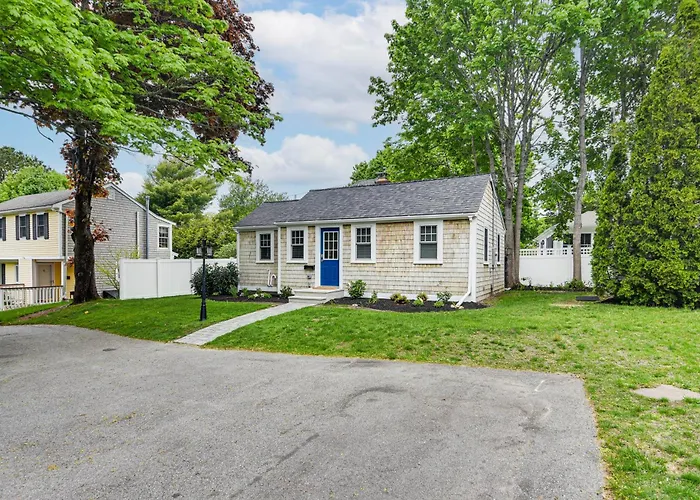 Walk To Shops & Dining: Cozy Osterville Cottage