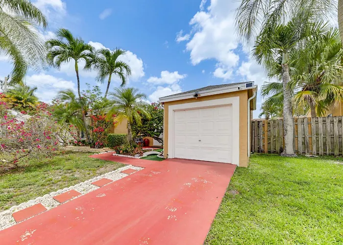 Screened Patio + Pool: Work Remote In Boca Raton!