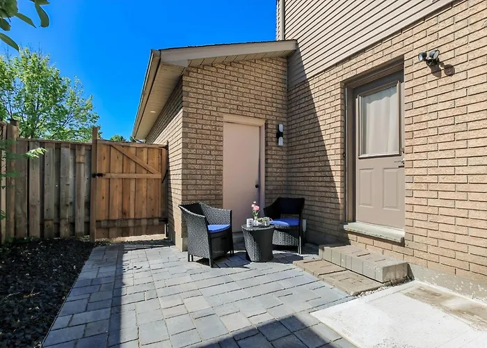 Luxury & Private 3 Bed Basement Unit Kitchen, Wifi, Park, Mall