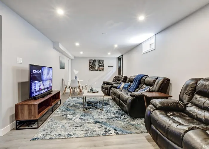 Luxury & Private 3 Bed Basement Unit Kitchen, Wifi, Park, Mall