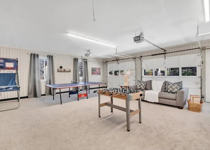 8 Bedroom Sleeps 24 Hot Tub Game Room Dog Friendly