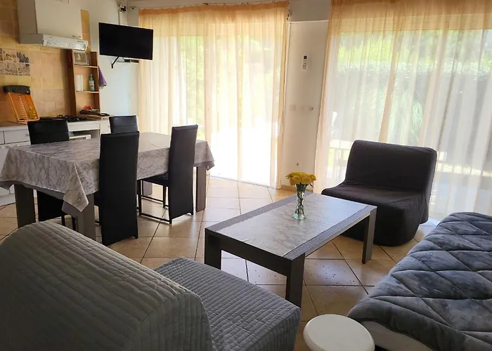 Villa La Soleiade: Lakeside Gites with AC near Cannes