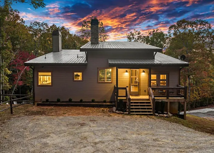 Honeysuckle Chalet - Luxe Mountain Chalet - Hot Tub, Wi-Fi, Pool Table, Party Deck, Fire Pit - 15 Mins To Blue Ridge!