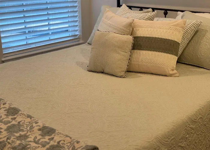 Cozy Avon Country Escape