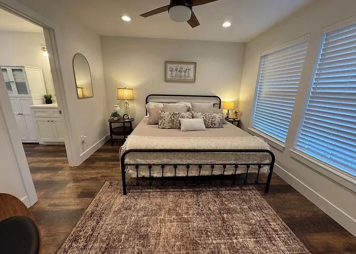 Cozy Avon Country Escape