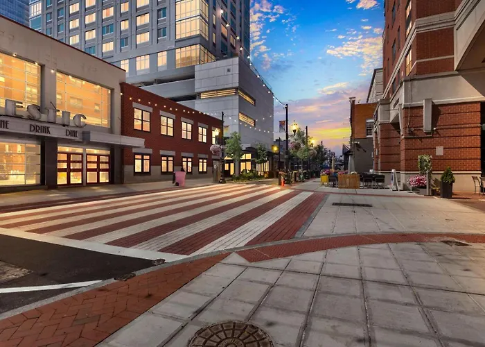 The Monroe Elegant 2Br2Ba Downtown Stamford