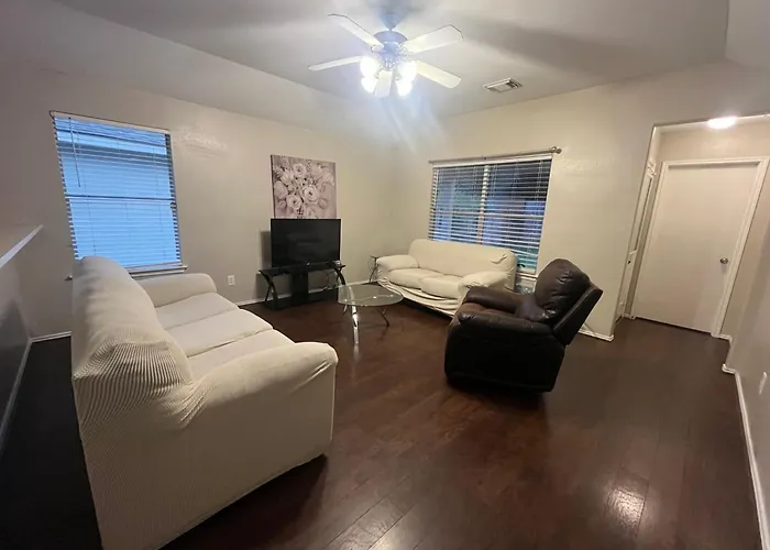 Spacious 3 Bed/ 2 Bathroom House In Conroe, Tx