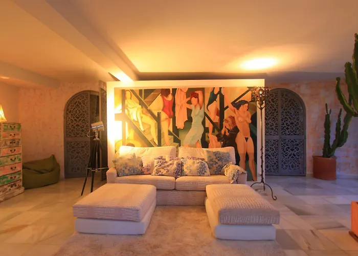 2042 Elegant Villa With Garden Heated Pool