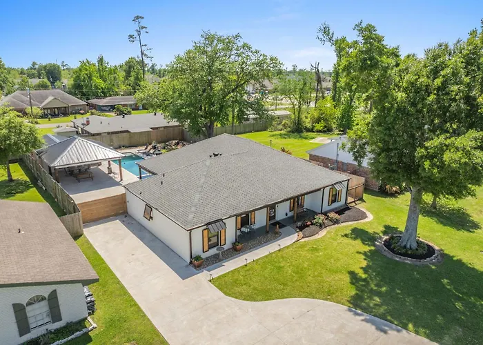 4 Bedroom Home With Pool