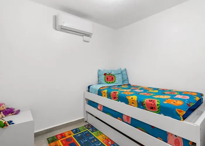 Family Home 4 Bedroom Near To The Airport Pool