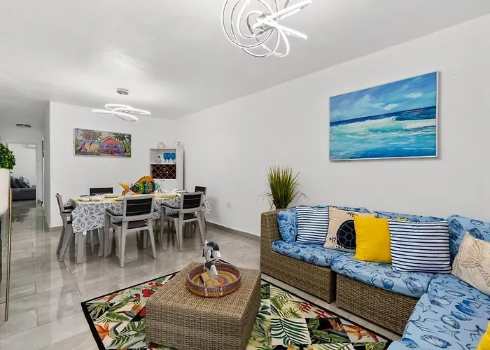 Family Home 4 Bedroom Near To The Airport Pool
