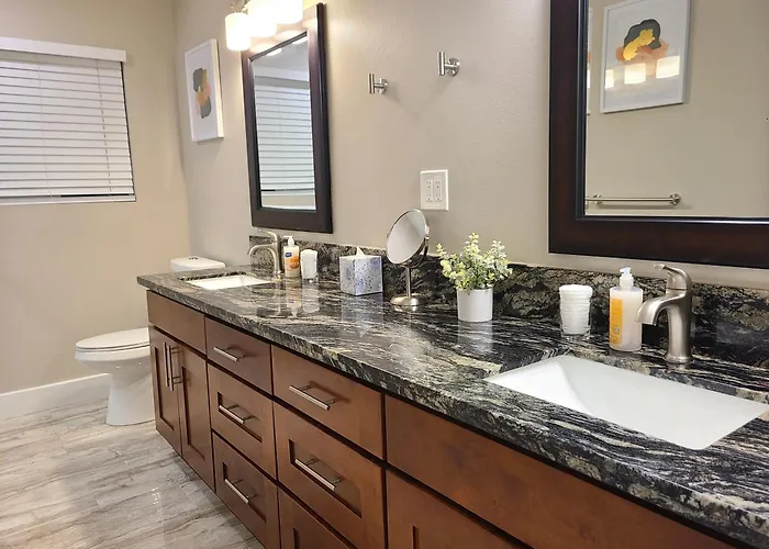 Luxury 800 Sq Ft 1 Bedroom Suite Full Large Kitchen Free Laundry