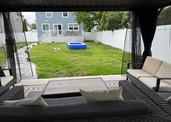 Ground-Level Bed Bath House1Mi To The Beach Sleep8