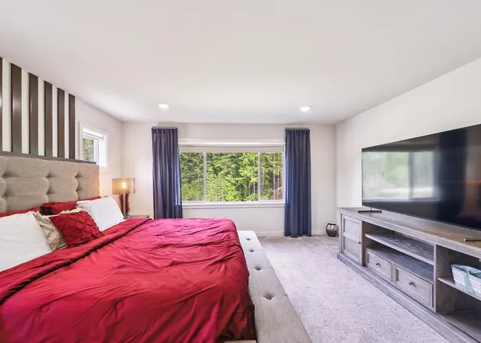 Serene Port Orchard 3Br Retreat With Trails And Amazing Views