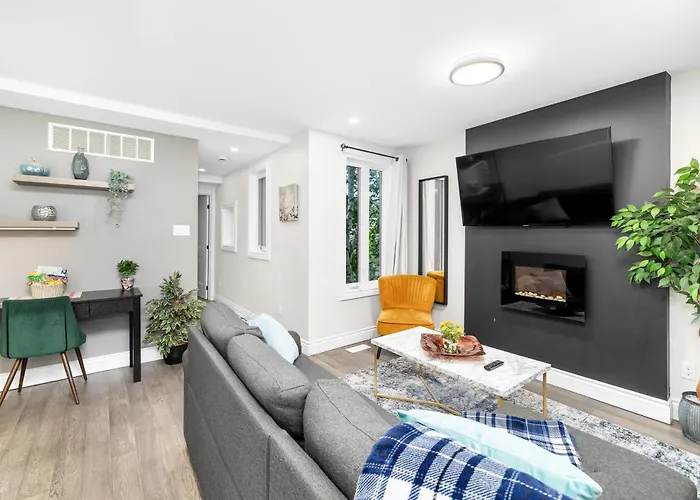 Downtown Apartment Steps To Byward Market
