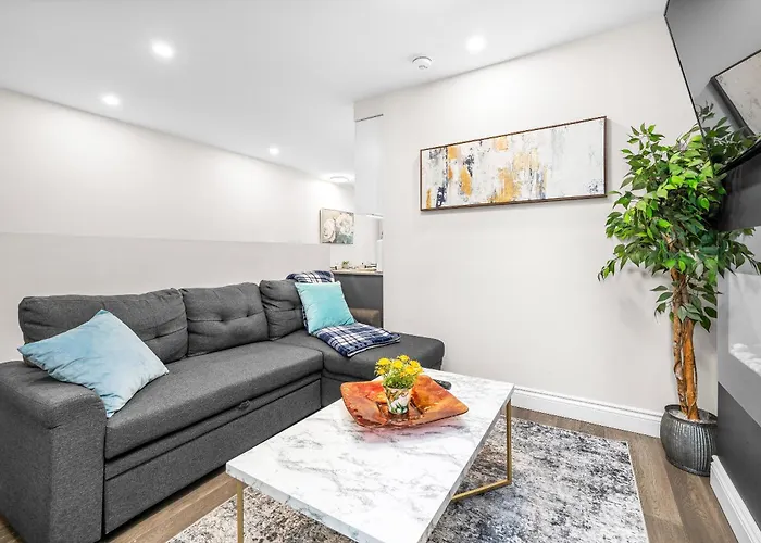 Downtown Apartment Steps To Byward Market
