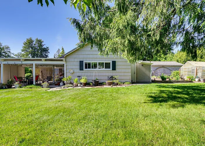 Charming Updated Retreat Walk To Lake Stevens!