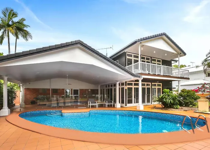 Willow Garden Stays Cairns - Beachfront 4 Bedroom Luxury Holiday Home