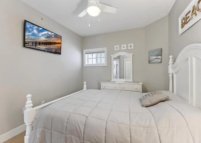 Residence 102N At The Sandcastle Condominiums