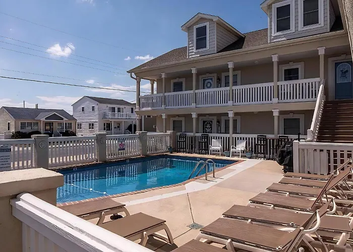 Beautiful Two Story Condo With Pool By Beach