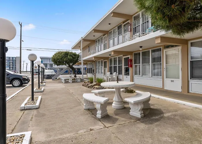 Sun, Sand &Poolside Fun! Beautiful 1Br Beach Condo