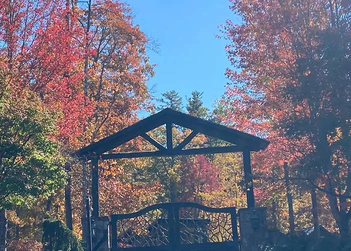 Beautiful Close Range Mountain Views With Your Own Private Hot Tub!