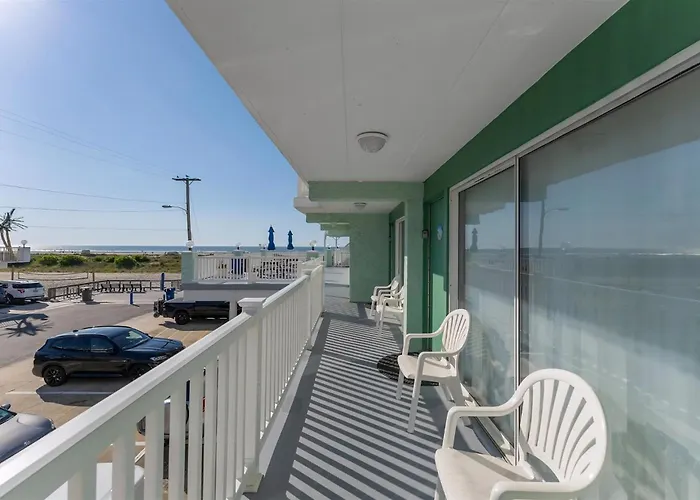 Beach Block Condo With A Pool And Ocean Views!