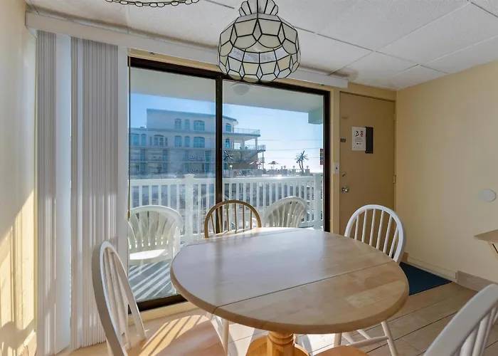 Beach Block Condo With A Pool And Ocean Views!