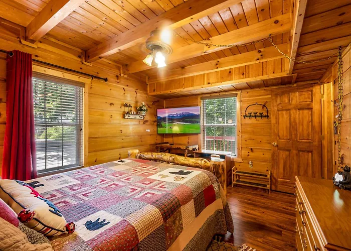 Peaceful Pines Cabin-Patio With Hot Tub For Small Families Or Couples