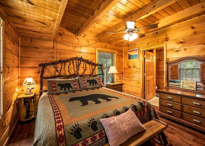 Peaceful Pines Cabin-Patio With Hot Tub For Small Families Or Couples