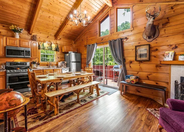 Peaceful Pines Cabin-Patio With Hot Tub For Small Families Or Couples