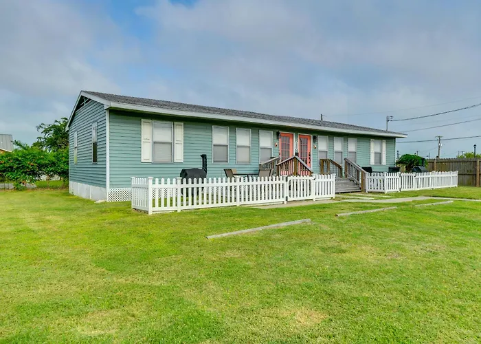 Walk To Beach & Pier: Updated Abode In Rockport!