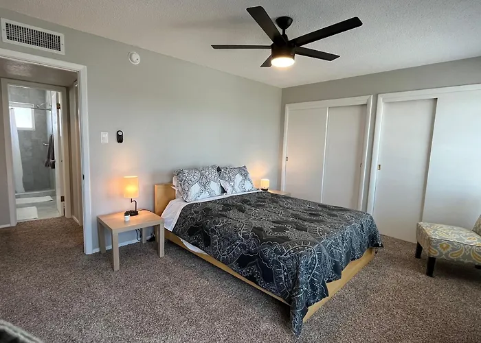 Cozy Townhome 5 Min To Airport