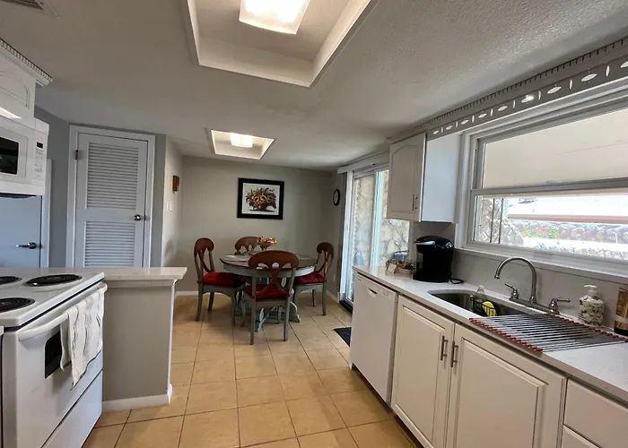 Cozy Townhome 5 Min To Airport