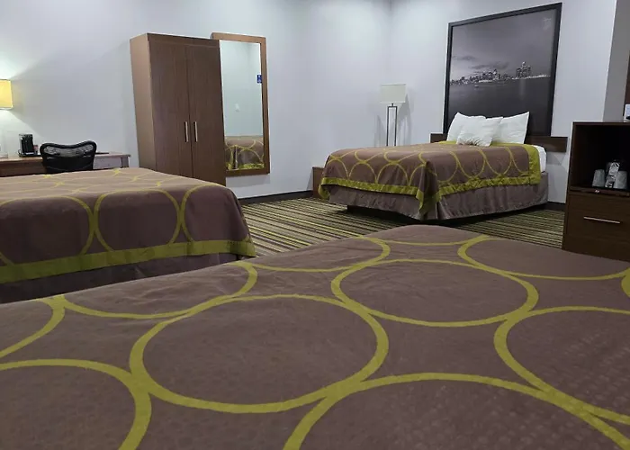 Super 8 By Wyndham Windsor/Dougall