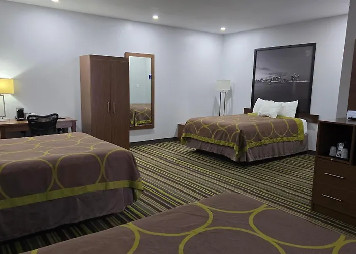 Super 8 By Wyndham Windsor/Dougall