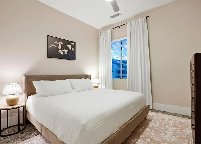 Unbeatable Location Golden Condo - Walk Everywhere