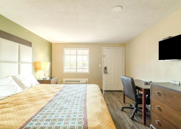 Deluxe Inn & Suites By Oyo Miami Ok