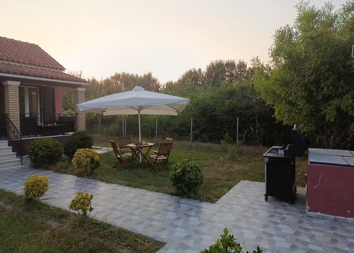 Beautiful Nearby Beach House With Garden, Private Pool And Large Yard