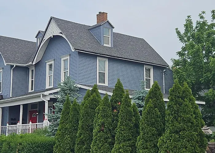 Spacious Upstairs 1Bed- Walking Distance To Beach Outlet Mall