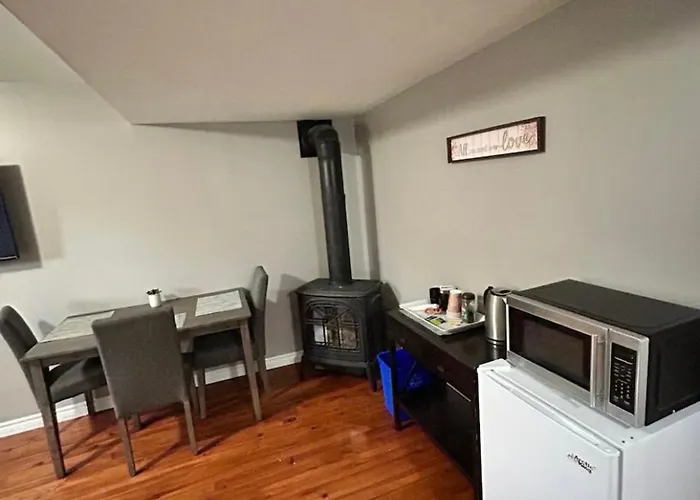 Cozy & Private Full Floor At Minnow Lake