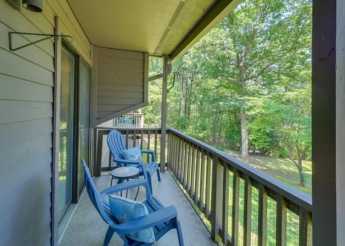 Pool, Hot Tub & Lake Access: Lake Hamilton Condo!