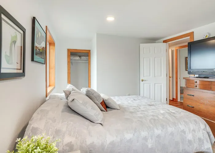 1 Mi To Shore: Lake Michigan Retreat W/ Game Room!
