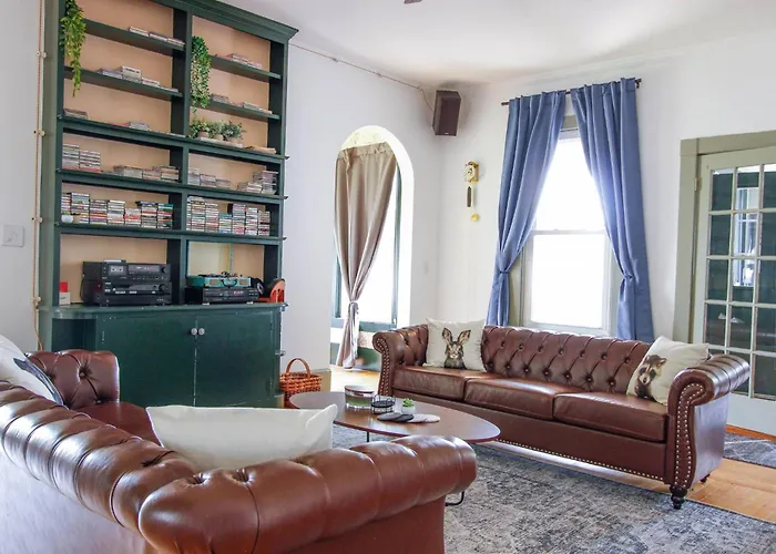 Expansive Victorian Close To Saratoga Springs And Lake George