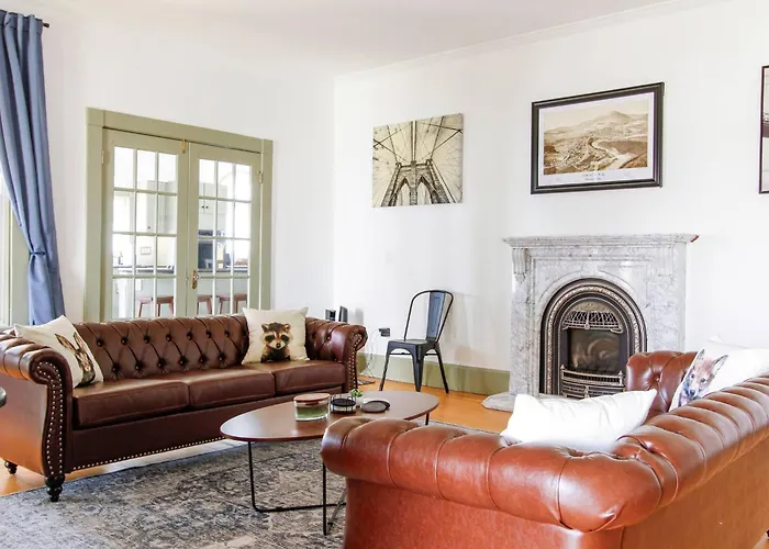Expansive Victorian Close To Saratoga Springs And Lake George