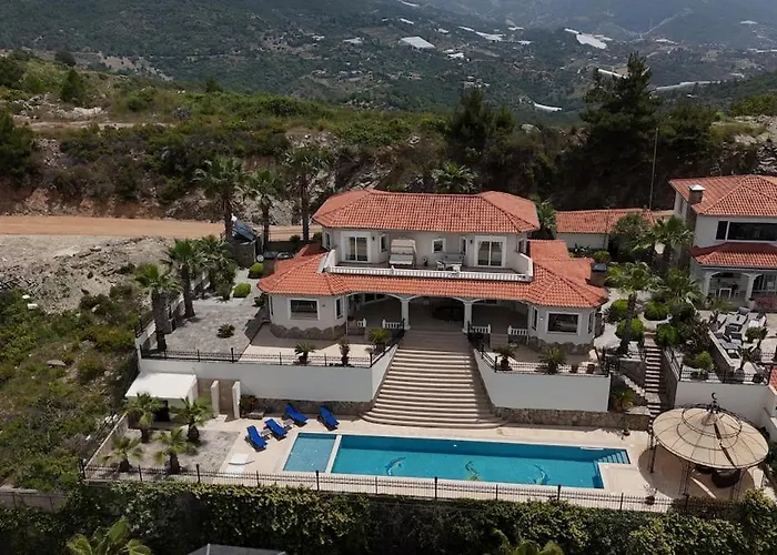 Great Villa With Beatiful View And 4 Bedrooms More 1000 Sqm Area
