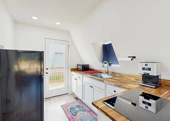 3 Mi To Lake Murray: Dog-Friendly Cabin W/ Deck