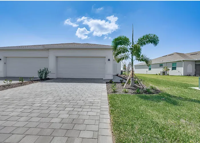 Beautiful 3 Bed 2 Bath Pool & Lake View 10 Min From Beaches
