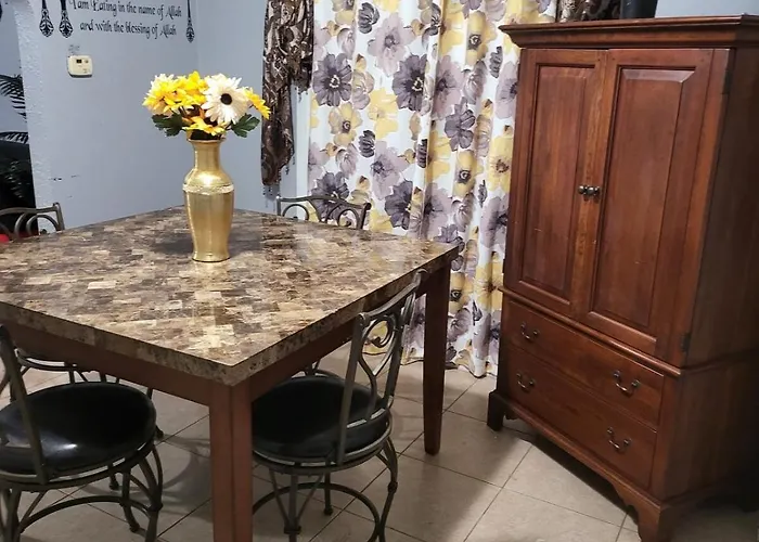 At The Center Of Dearborn, Mi 2 Bedroom Apartment With Backyard And Balcony