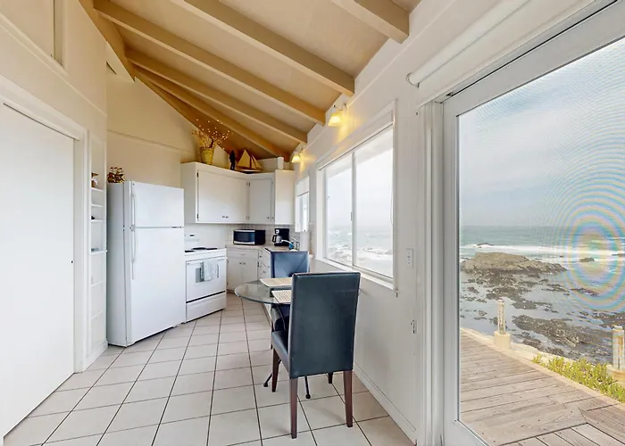 Relaxing Oceanfront Retreat With Hot Tub